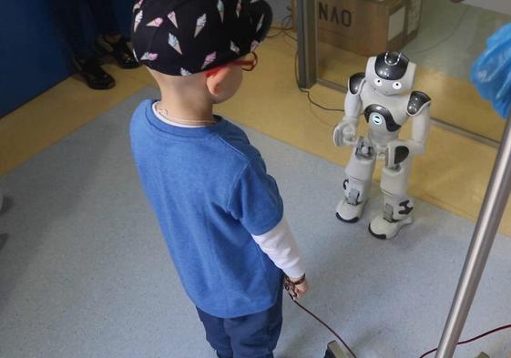 Así es Curro, el robot que ayuda a los niños del ala de oncología en Sevilla