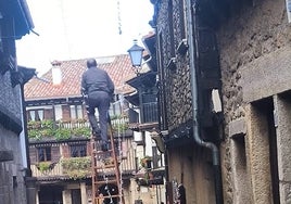 El Ayuntamiento de La Alberca ya ha iniciado la instalación de luces de Navidad.