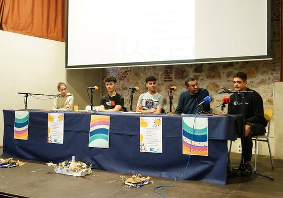 Nabil, Asdín, Marcos y Samara contaron ayer sus experiencias en la Casa Escuela Santiago Uno.