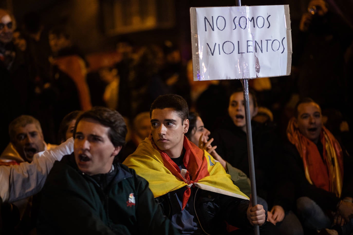 Crece la tensión en Ferraz con el lanzamiento de objetos a la policía