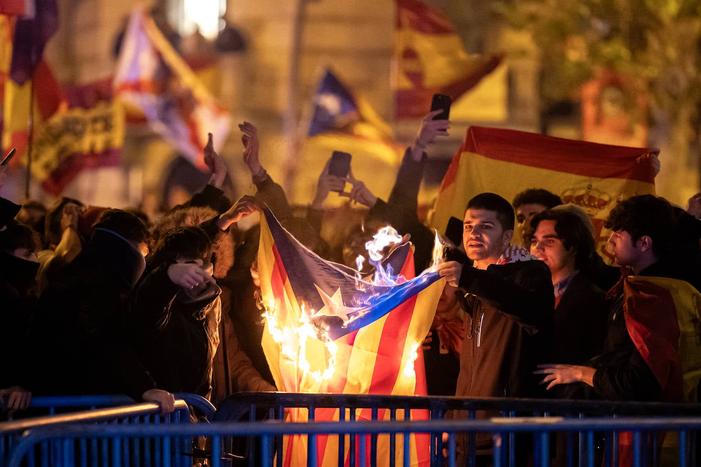 Crece la tensión en Ferraz con el lanzamiento de objetos a la policía