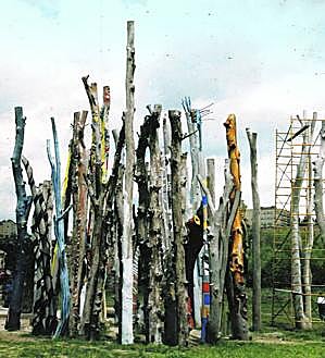 Imagen secundaria 1 - ARRIBA - Ibiarrola, apoyado por estudiantes de Bellas Artes, defiende su proyecto ante la Comisión Técnico-Artística. EN EL MEDIO - Primera intervención junto al Puente Romano, que sería desmantelada en 1999. (ABAJO - La placa, junto a la Iglesia Nueva del Arrabal, último recuerdo. 