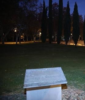 Imagen secundaria 2 - ARRIBA - Ibiarrola, apoyado por estudiantes de Bellas Artes, defiende su proyecto ante la Comisión Técnico-Artística. EN EL MEDIO - Primera intervención junto al Puente Romano, que sería desmantelada en 1999. (ABAJO - La placa, junto a la Iglesia Nueva del Arrabal, último recuerdo. 