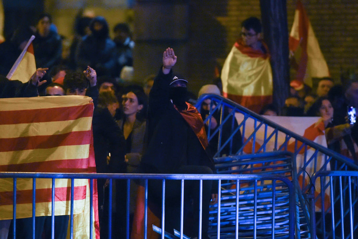 Los momentos de tensión en la decimosexta protesta en Ferraz en imágenes