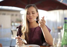 Chica comiendo