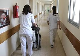Personal sanitario traslada a un paciente por los pasillos del Hospital de Los Montalvos.
