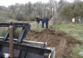 Ramón Sastre, Marcos Iglesias y Paola Martín durante la visita a las obras de depuración en Ivanrey.