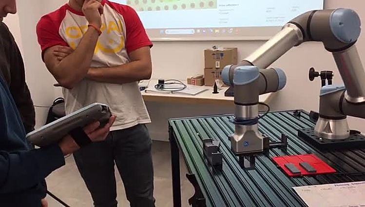 Dos robots colaborativos para avanzar en nuevas tecnologías