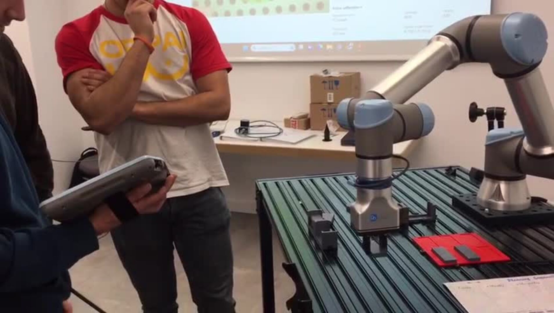 Dos robots colaborativos para avanzar en nuevas tecnologías