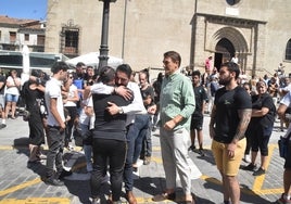 Imagen de los concejales del equipo de Gobierno dando el pésame a la familia de Charo Martín en la Plaza Mayor de Béjar.