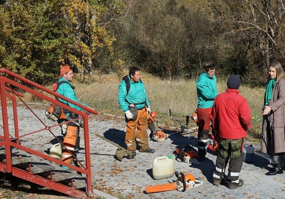 La edil Marta Labrador junto a los operarios en las labores de desbroce.