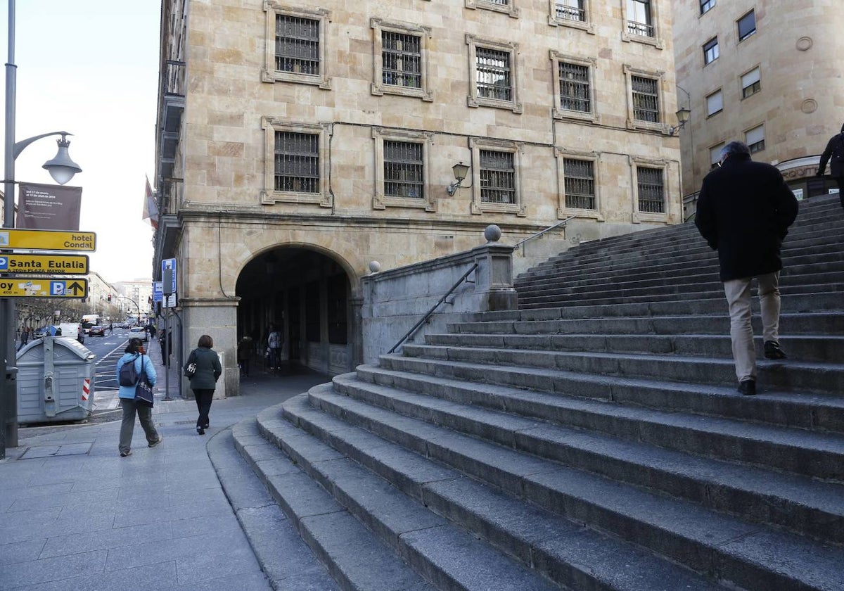 Un hombre sube por las escaleras de la Gran Vía, donde se ubicará el ascensor para mejorar la accesibilidad.