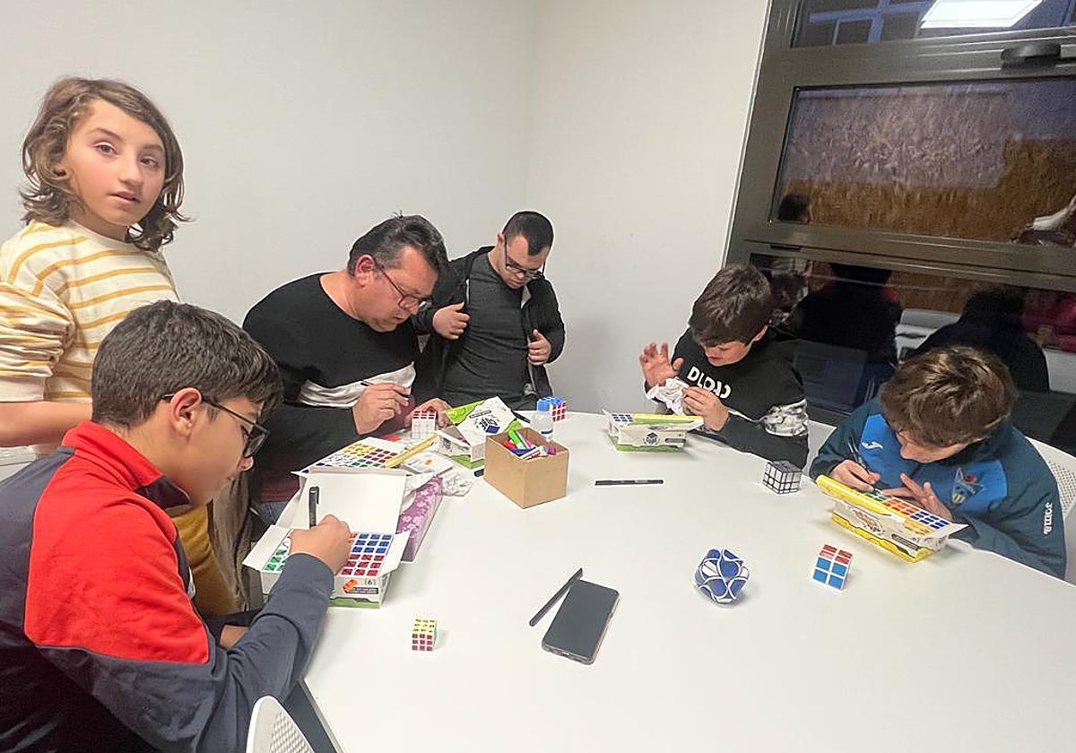 Los pequeños durante el taller creando el cubo de rubik.