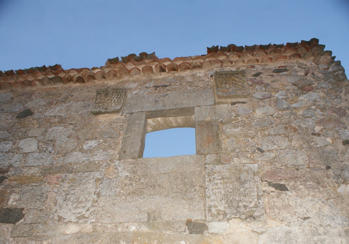 Uno de los muros de la fachadas del Palacio de Zamayón que queda en pie.