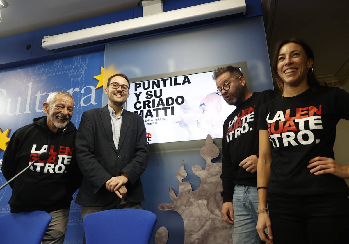 Los actores de la obra y el concejal Ángel Fernández en la presentación.