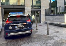 Un coche de Policía entra en el Juzgado de Guardia.