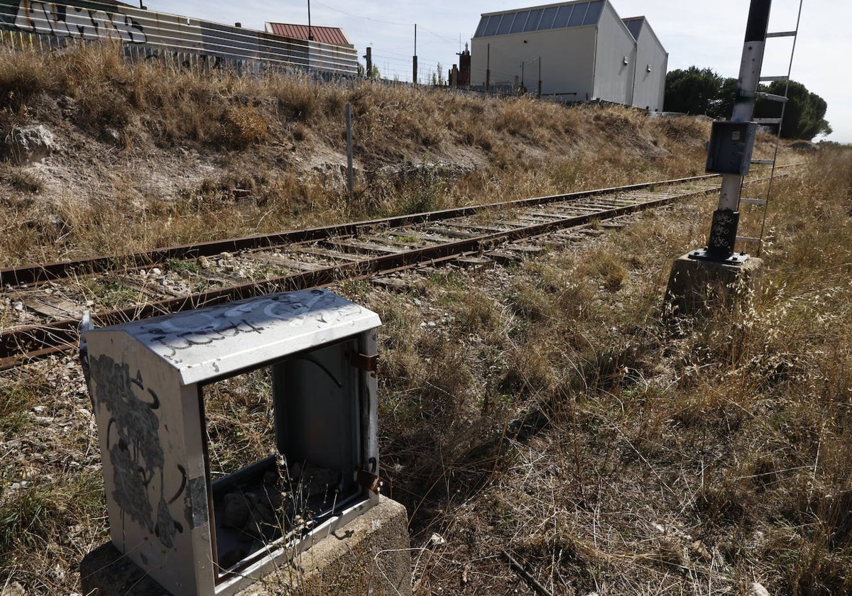 La antiguas vías de la Ruta de la Plata, abandonadas.