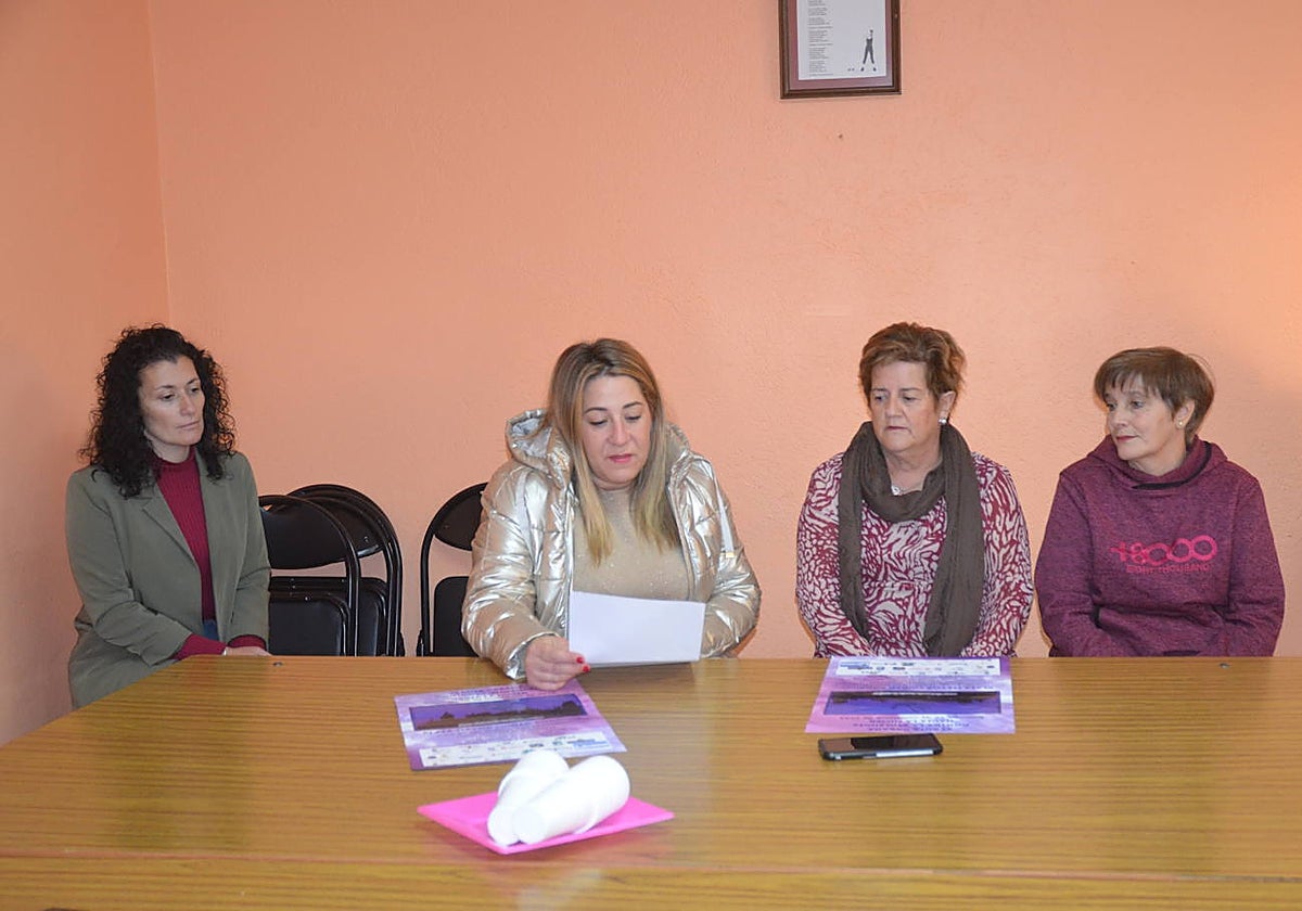 La asociación «Amanacer» acogió la presentación junto a la delegada de Igualdad.