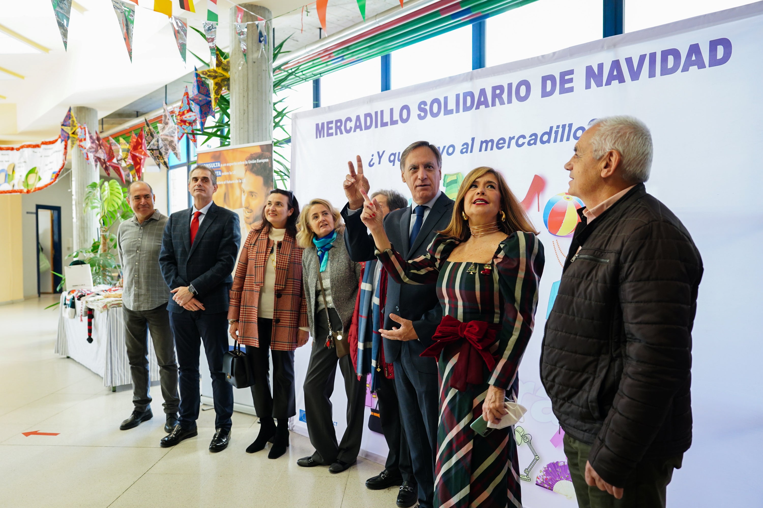 Regalos con &#039;una segunda vida&#039; en el mercadillo solidario de la Escuela de Idiomas