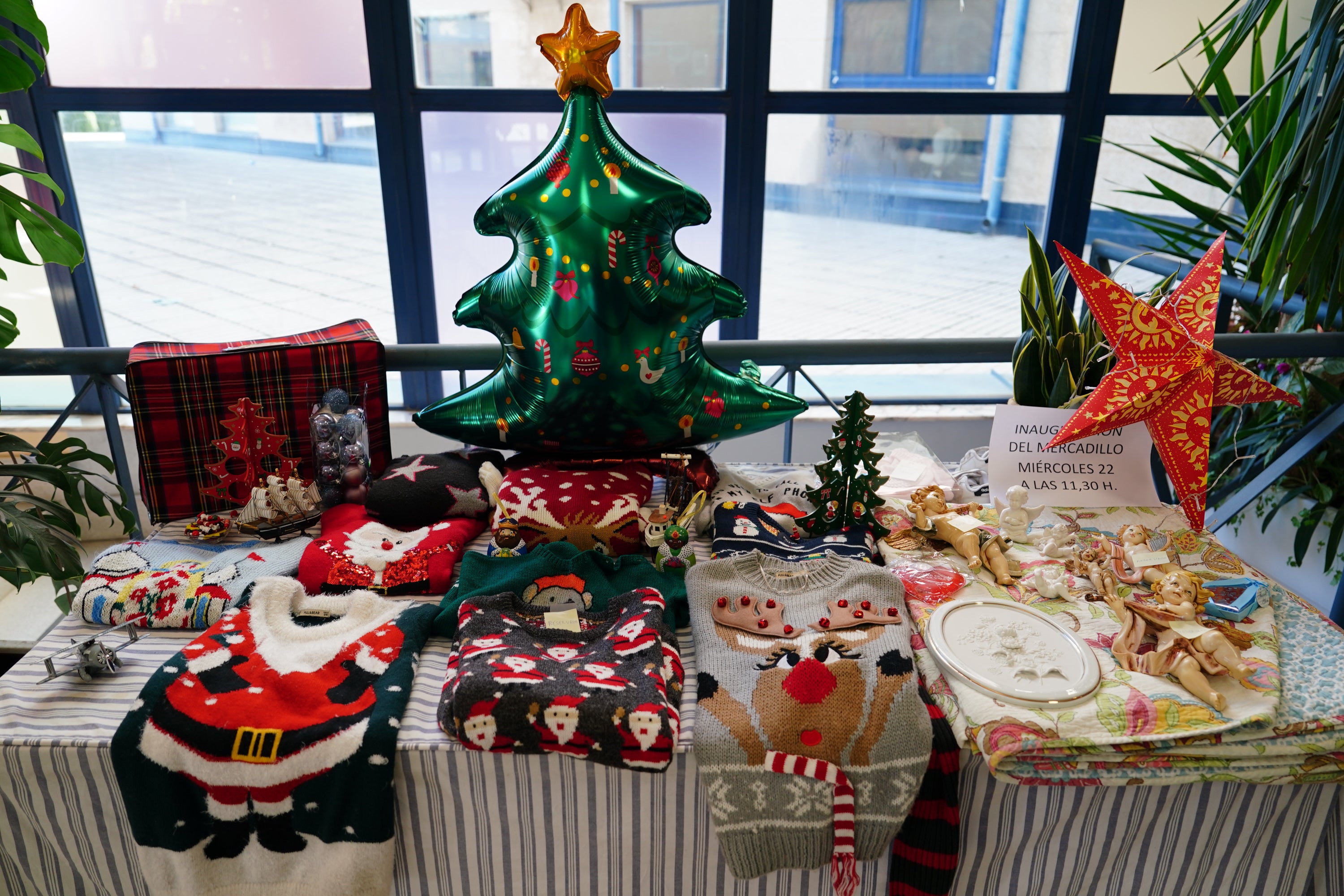 Regalos con &#039;una segunda vida&#039; en el mercadillo solidario de la Escuela de Idiomas