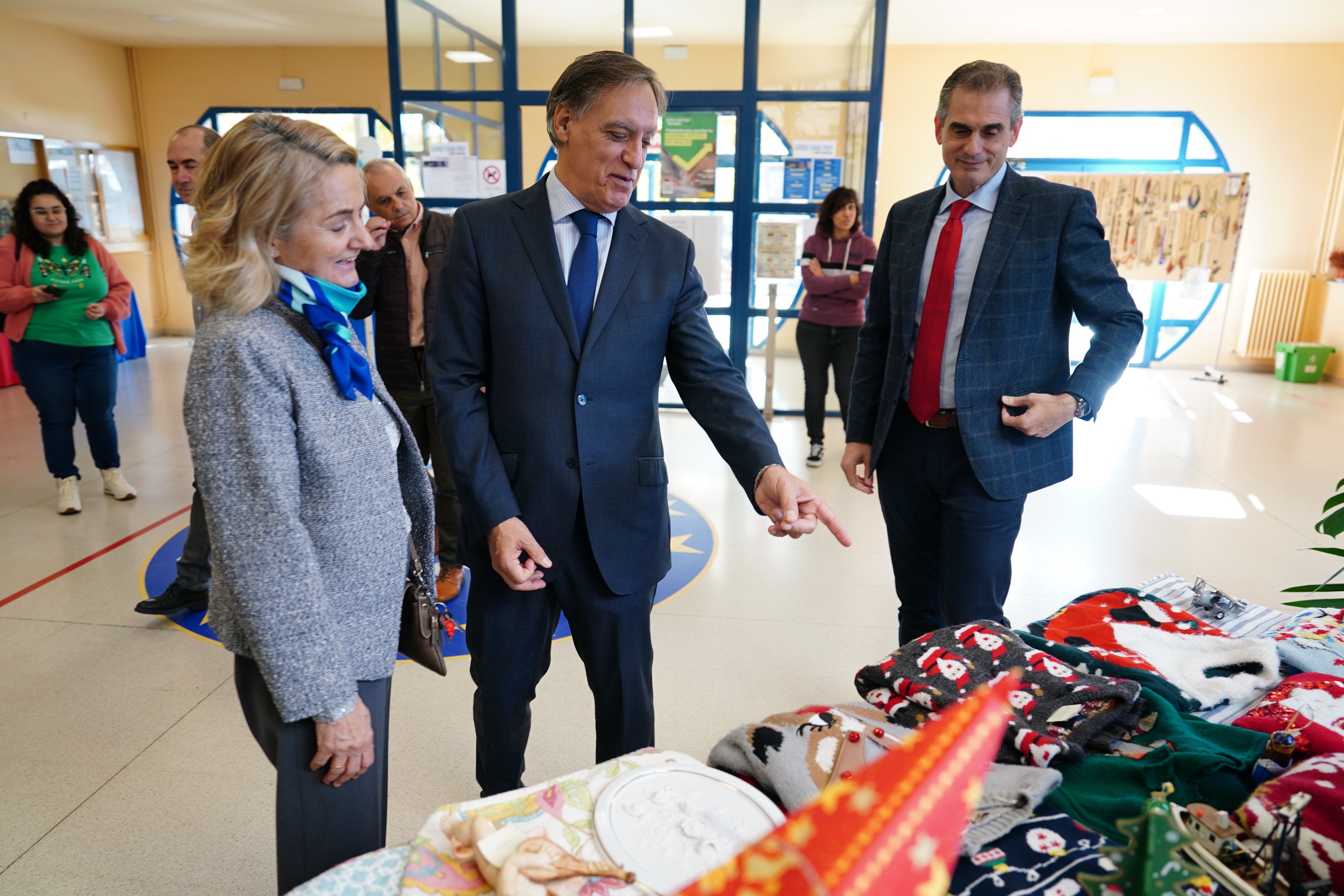 Regalos con &#039;una segunda vida&#039; en el mercadillo solidario de la Escuela de Idiomas