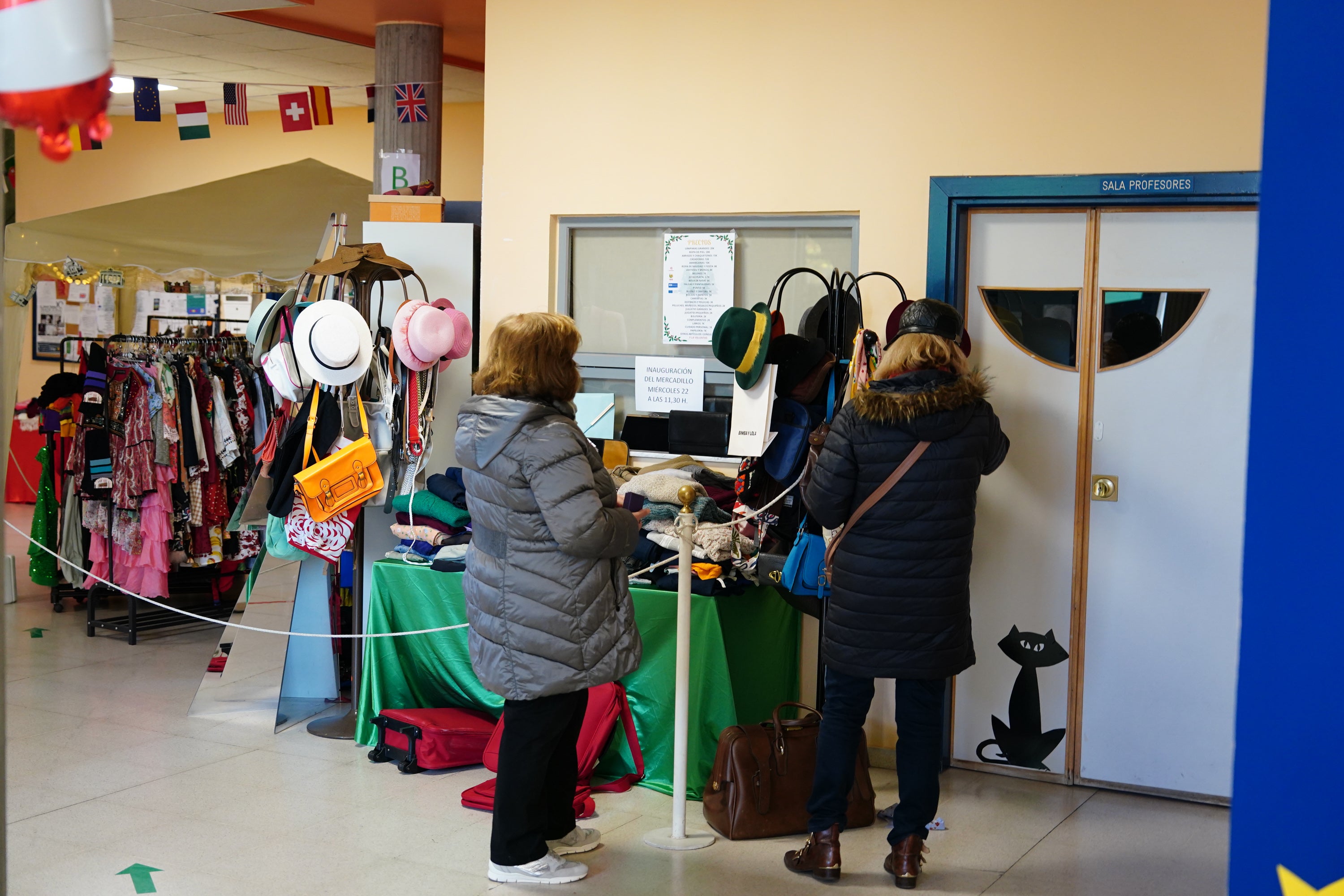 Regalos con &#039;una segunda vida&#039; en el mercadillo solidario de la Escuela de Idiomas