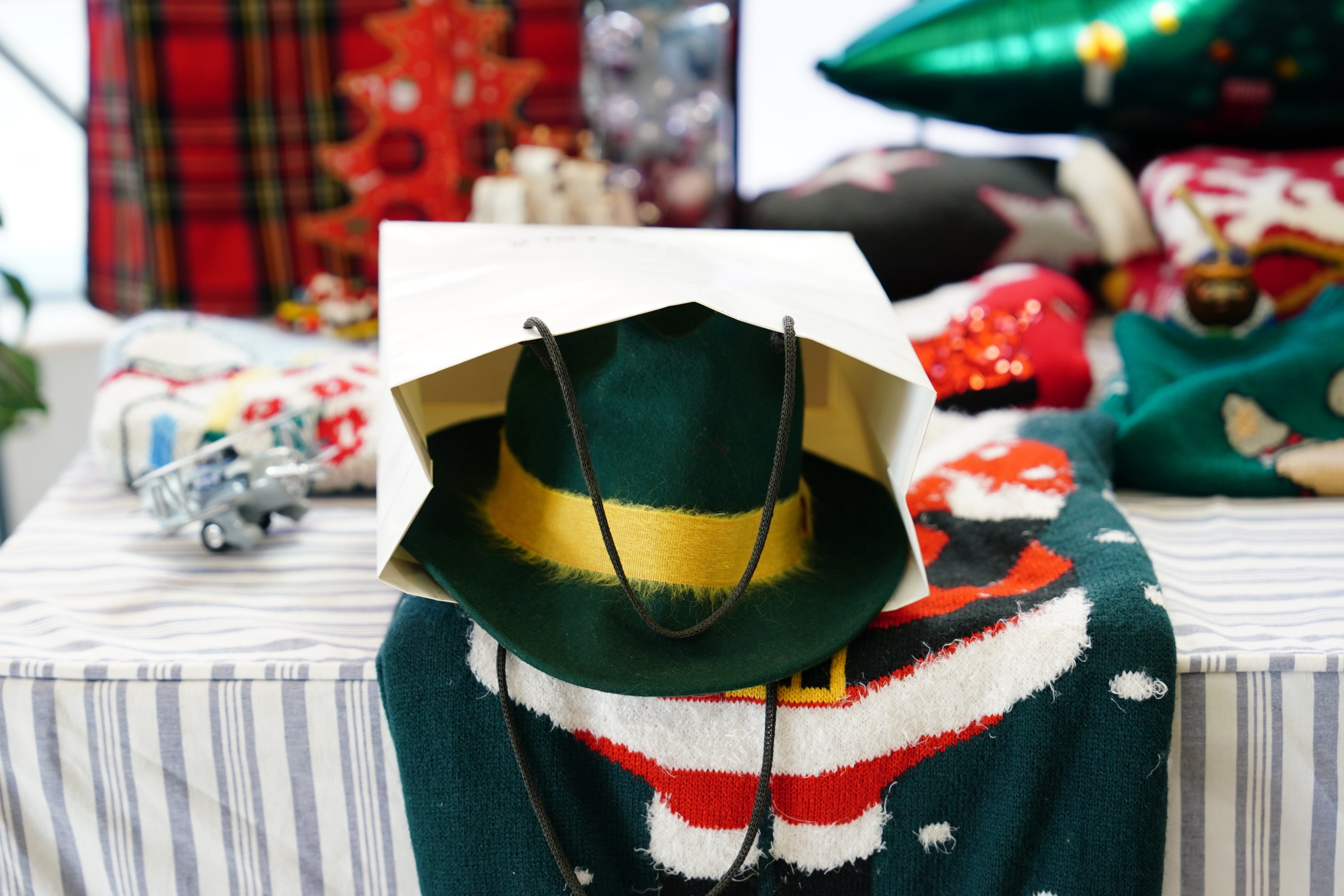 Regalos con &#039;una segunda vida&#039; en el mercadillo solidario de la Escuela de Idiomas