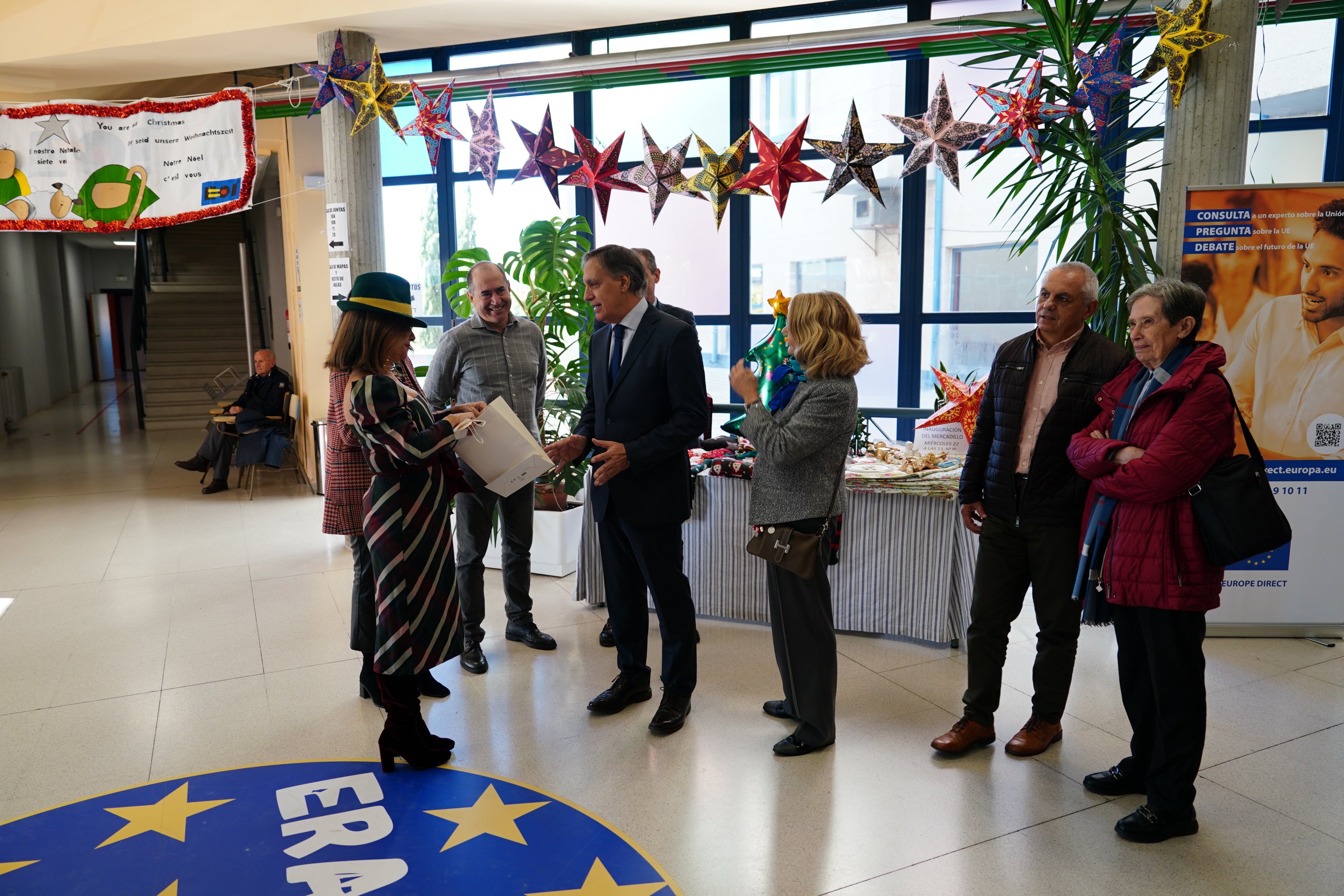 Regalos con &#039;una segunda vida&#039; en el mercadillo solidario de la Escuela de Idiomas