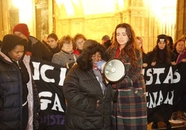 La madre de la víctima durante una concentración en repulsa por el crimen.