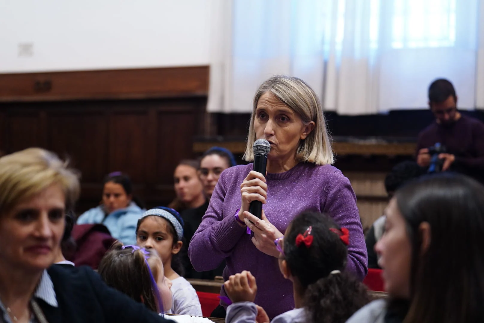 Rozalén emociona en la Universidad con su «Puerta Violeta» rodeada de escolares