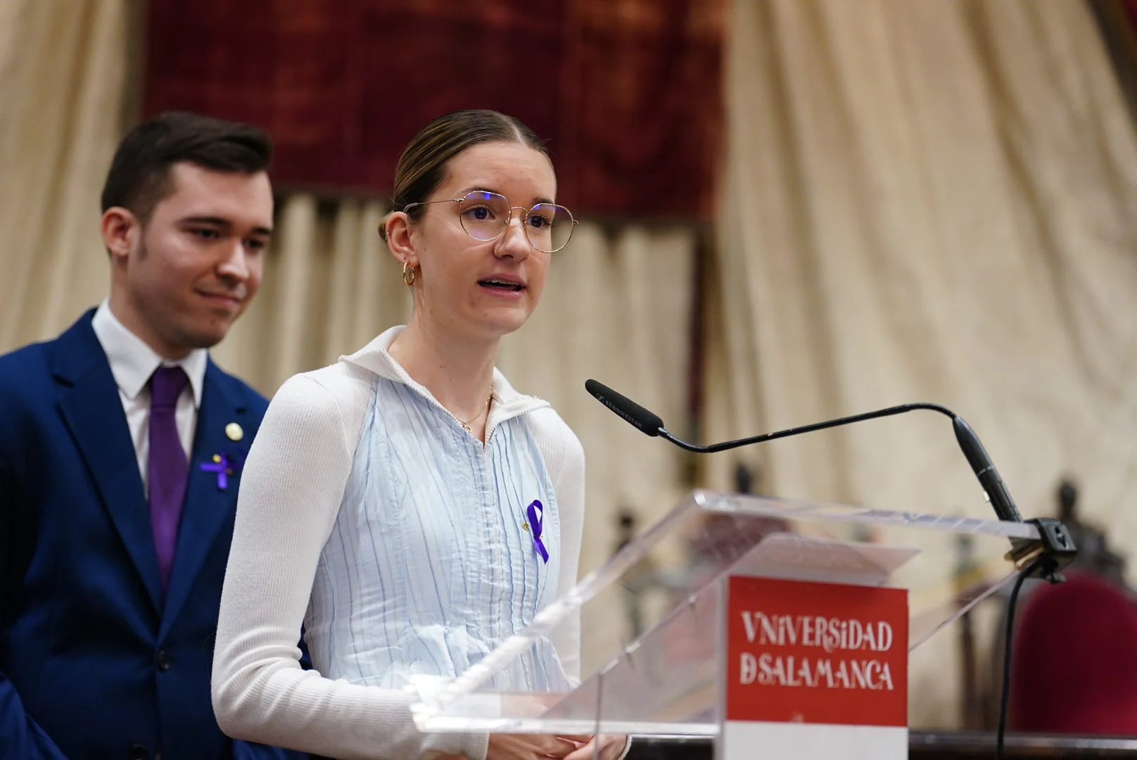 Rozalén emociona en la Universidad con su «Puerta Violeta» rodeada de escolares