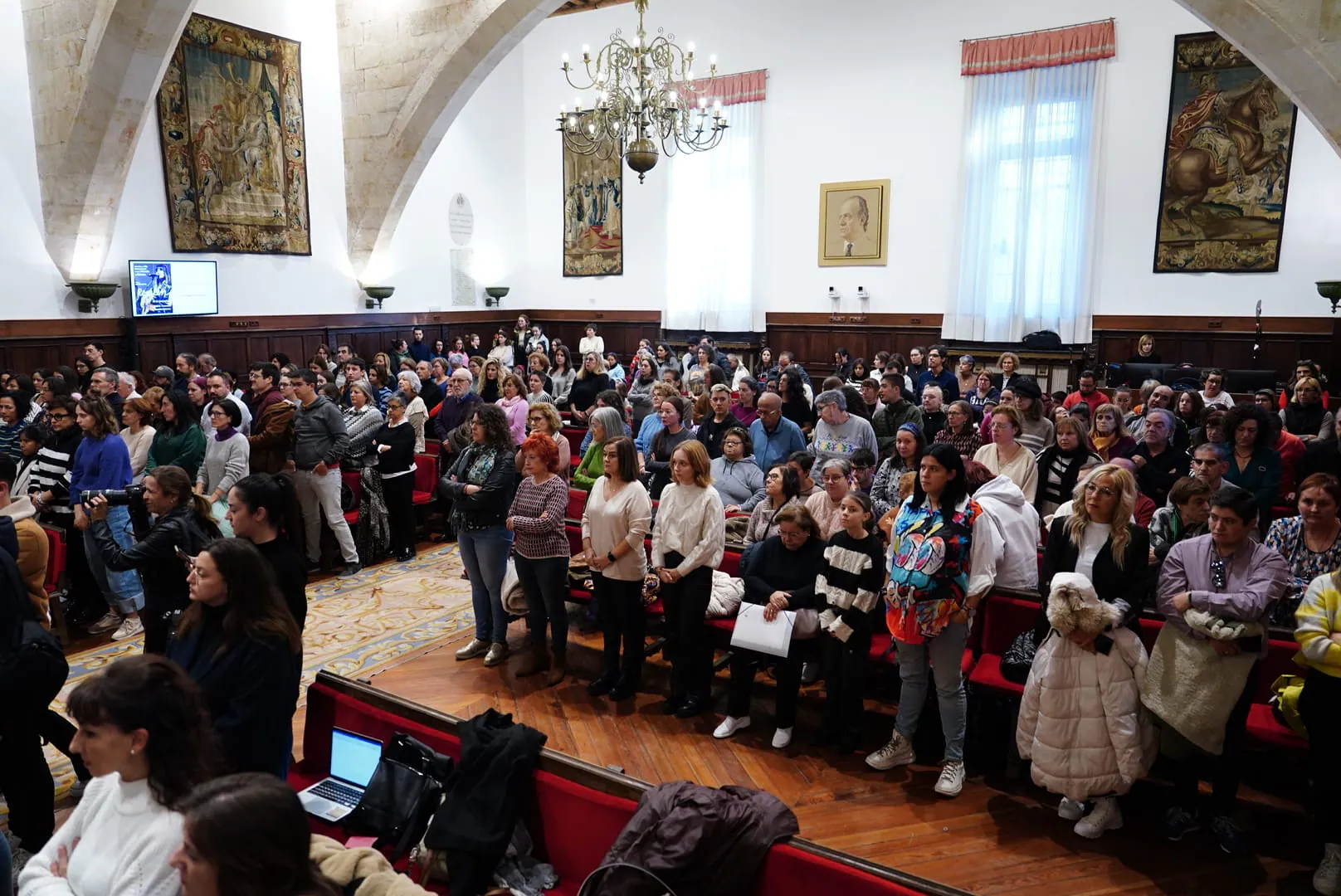 Rozalén emociona en la Universidad con su «Puerta Violeta» rodeada de escolares