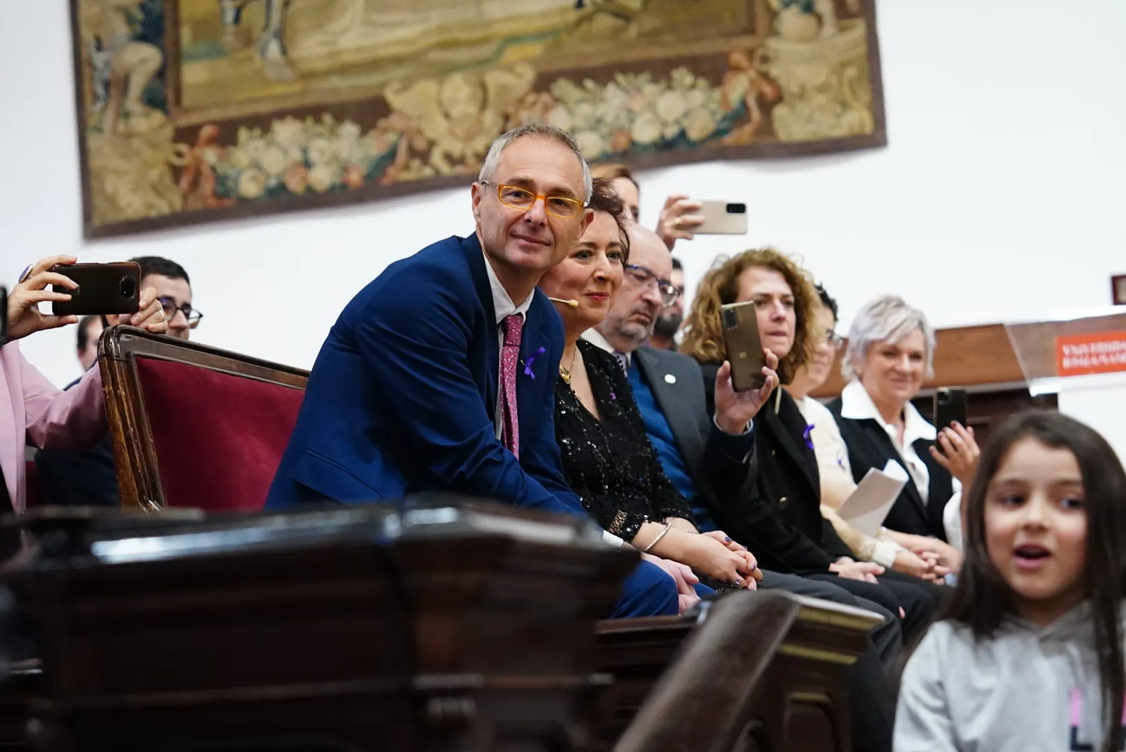 Rozalén emociona en la Universidad con su «Puerta Violeta» rodeada de escolares