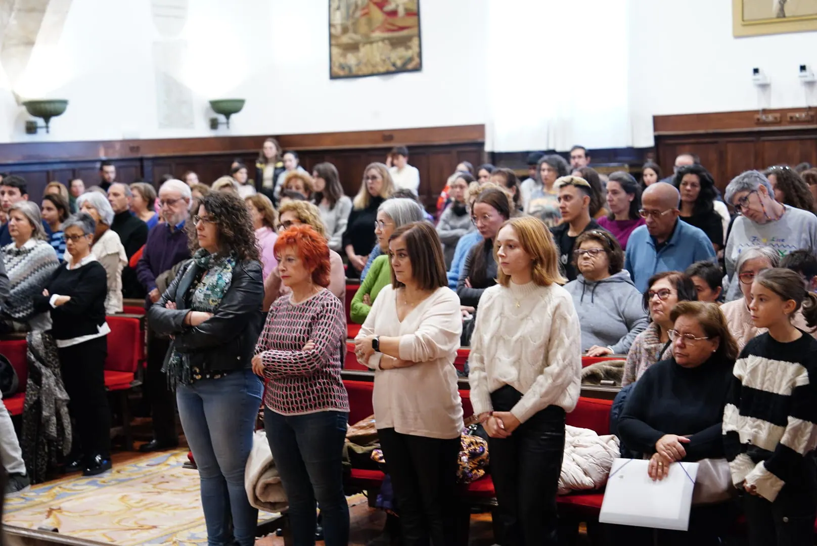 Rozalén emociona en la Universidad con su «Puerta Violeta» rodeada de escolares