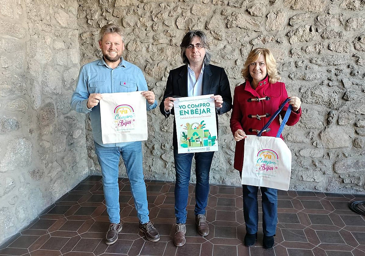 Jonathan Sánchez, Luis Francisco Martín y Purificación Pozo con las bolsas y el cartel de la campaña.