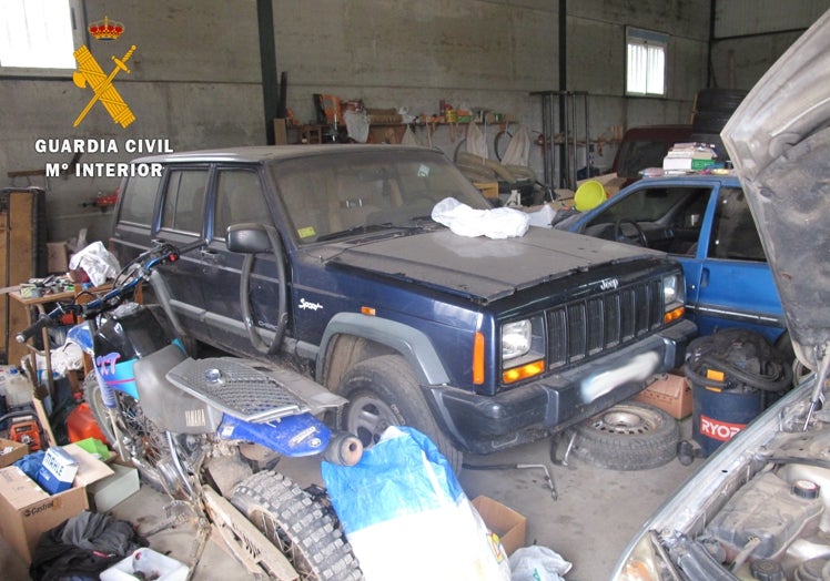 Imagen principal - Vehículos y herramientas en el interior del taller clandestino.