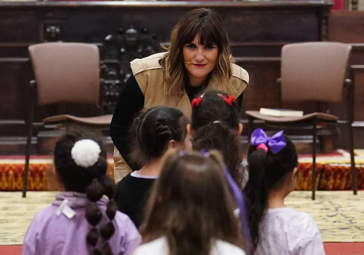 La artista manchega interpretó con su guitarra 'La puerta violeta' junto a escolares de primero de primaria de un colegio salmantino.