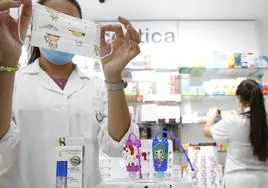 Una imagen de una mascarilla infantil en una farmacia.