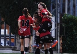 Las jugadoras del Salamanca FF celebran el primer tanto.