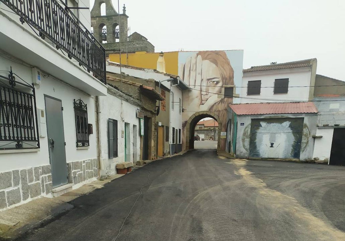 Renovado aspecto de una de las calles de Pereña