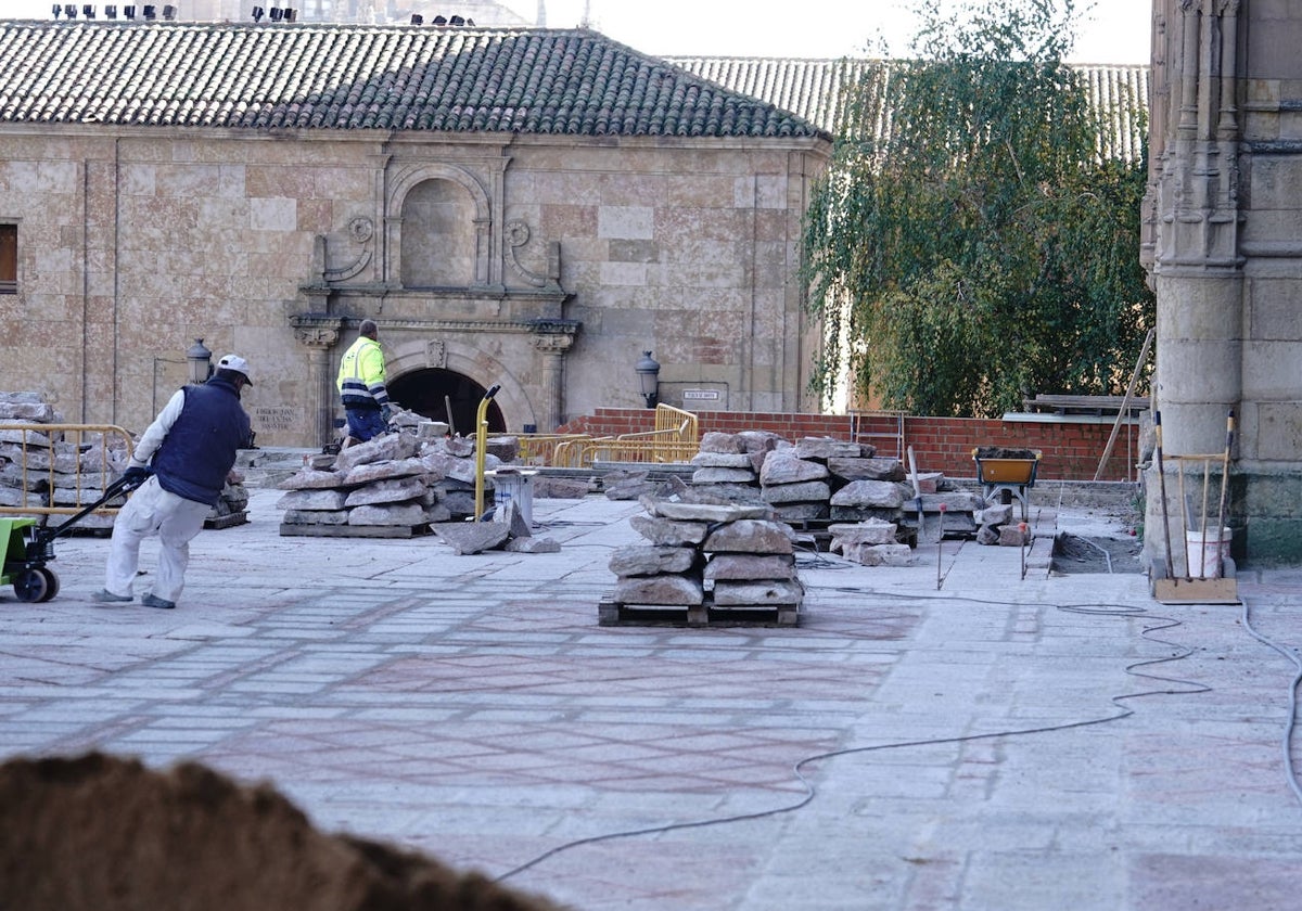 Trabajos de recolocación del enlosado en el atrio de la Catedral.