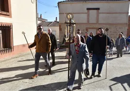 La comitiva que encabezó la procesión de San Clemente en Aldeanueva