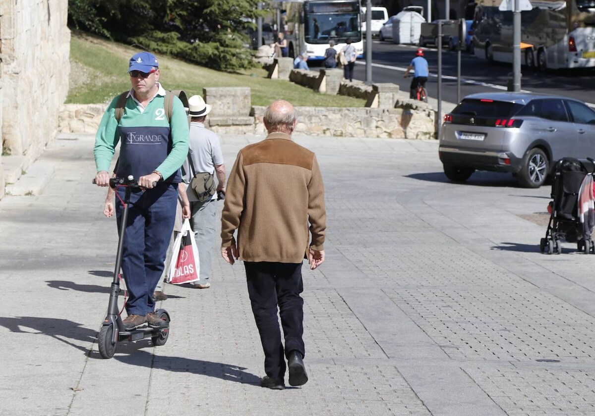 Un usuario con un patinete eléctrico en la ciudad de Salamanca.