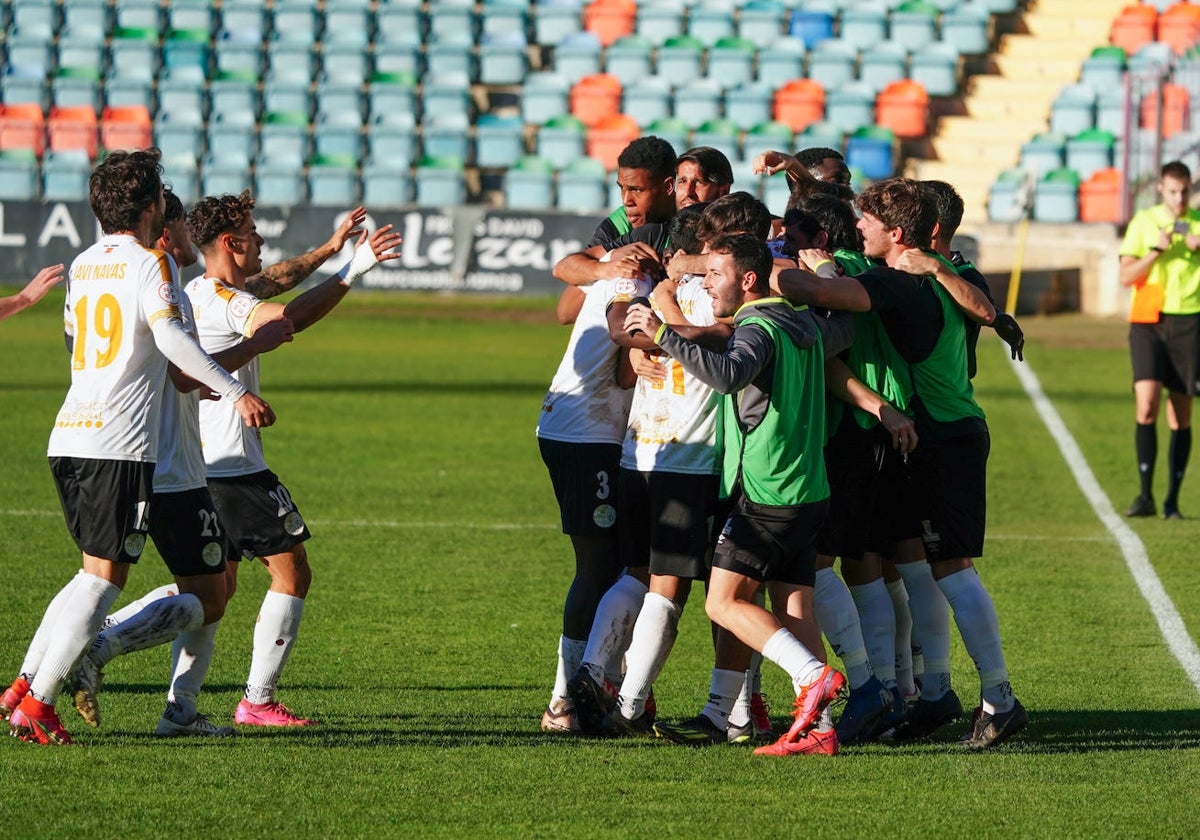 Los jugadores del Salamanca UDS celebran el tanto de Martín Galván contra el Burgos Promesas.