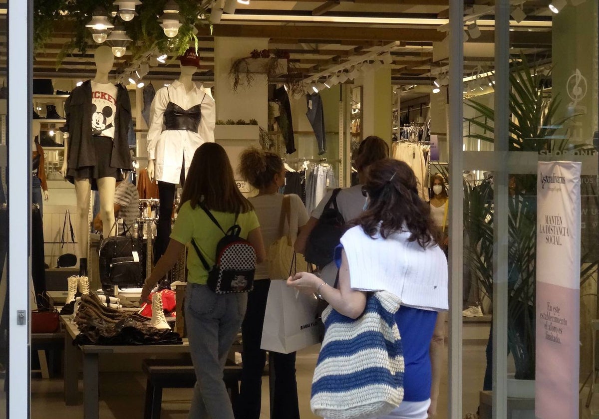 Varios clientes acceden a una tienda de ropa de Salamanca.