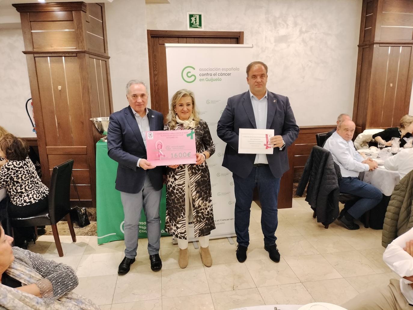 Guijuelo se vuelca de nuevo en la lucha contra el cáncer y llena la segunda cena solidaria del año