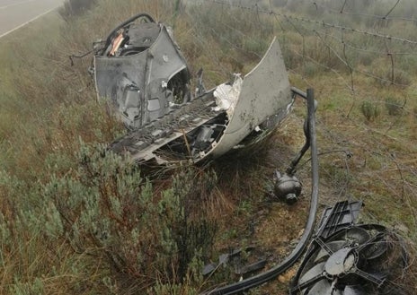 Imagen secundaria 1 - Partes del coche siniestrado en la carretera DSA-563.