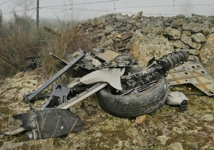 Imagen principal - Partes del coche siniestrado en la carretera DSA-563.