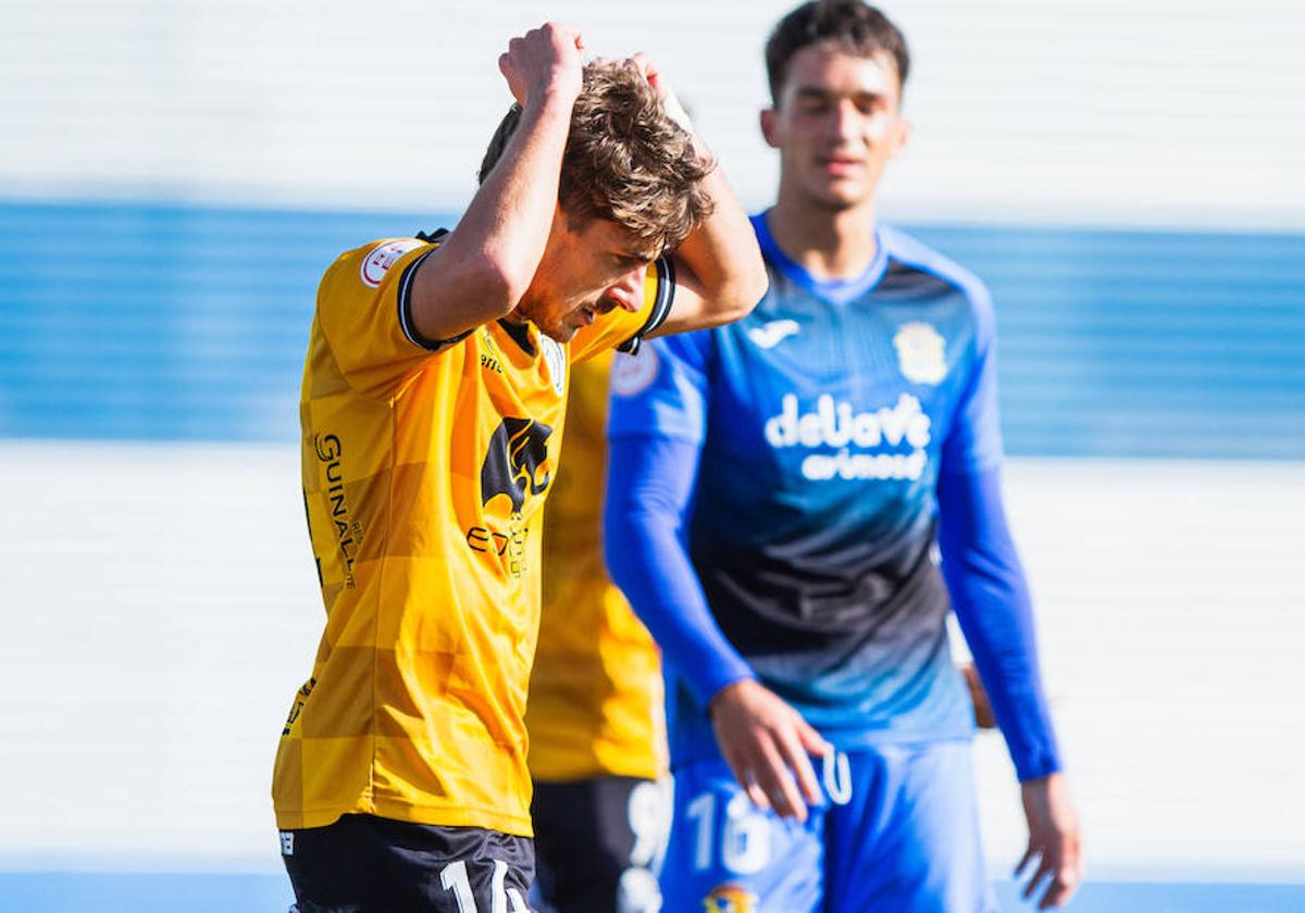 Planas se lamenta en el partido contra el Fuenlabrada.