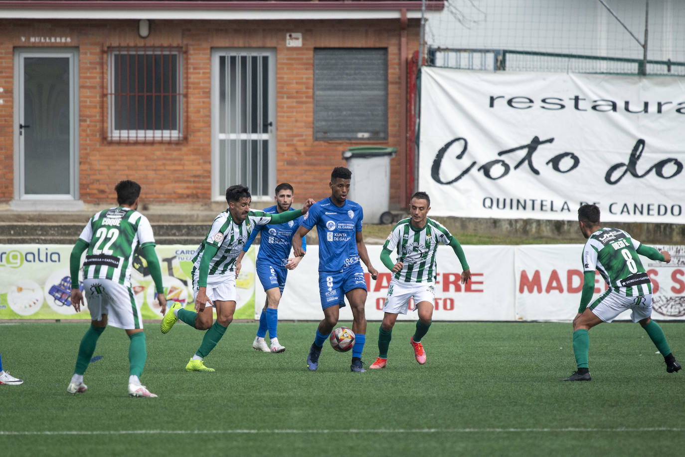 Lance del encuentro entre el Ourense CF y el Guijuelo.